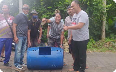 Penebaran Ikan di Aliran Sungai Subak Kediri